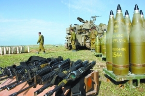 　　以色列士兵和武器装备。