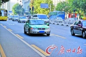 　　一辆出租车行驶在宝岗大道公交专用道上。记者陈安摄