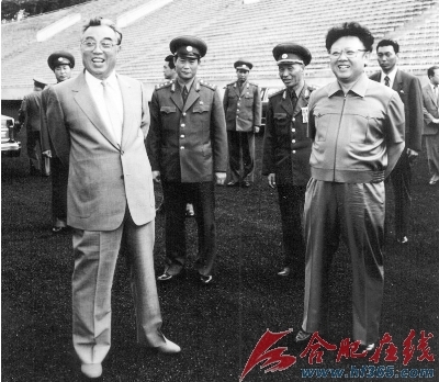 　　<b>金正日与其父金日成合影</b>