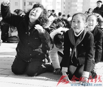 　　<b>平壤市民长跪不起哀悼金正日</b>