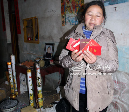 　　老人已下葬，亲人永缅怀。