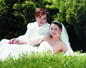 　　余望喜和万花平结婚照。