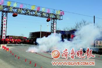 　　　　　　　25日，柴里村民在村口放起了庆祝鞭炮。　本报通讯员 邱玉岭 摄