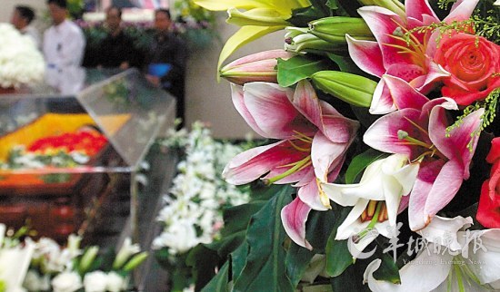 　　丧礼仪式中，鲜花一项价格不菲 羊城晚报记者 邓勃 摄 (资料图片)