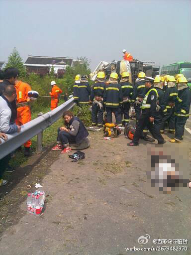 沿江高速大巴与货车相撞10多人伤亡，图中消防人员正在紧急救援中。