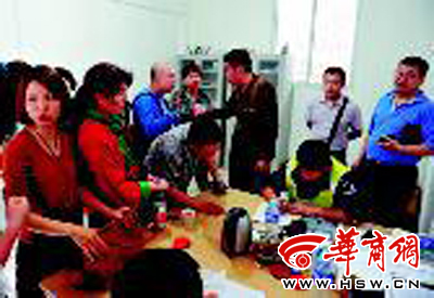 　　被撞车车主在碑林交警大队事故科登记处理 本组图片由本报记者李晖陈团结摄