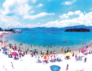 　　每年都有大量游客到抚仙湖度假 网络截图