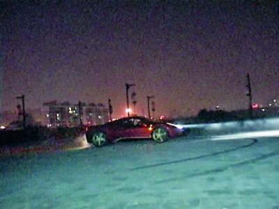 　　2 落到城墙石板路上后，法拉利当着围观市民的面跑了起来，并打起了转转。