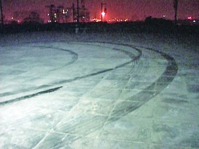 　　3 法拉利急速“漂移”后，在石板路上留下一道道黑色的轮胎印。