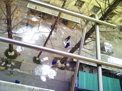 住在B7公寓的南航学生表示3月10日剧组开始铺设假雪 图片由南航学生提供