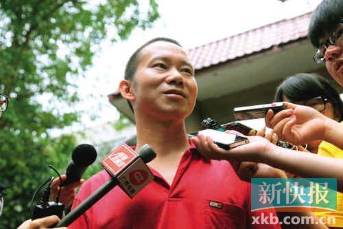 　　■昨日，邓明建走出看守所，跟妻子回家。新快报记者王翔/摄