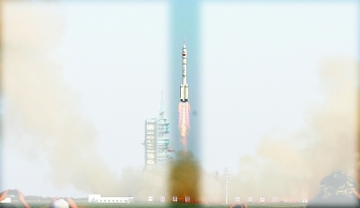 　　刘洋的父母一直在观看直播。鲁中晨报供图