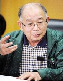 　　卢元镇