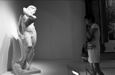 　　<b>7月6日，观众在观赏《大卫·阿波罗》。</b>