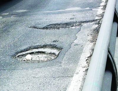 　　一个坑连着一个坑