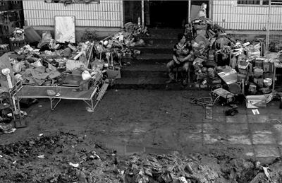 　　<b>超市内的食品和日用百货被洪水冲毁。</b>