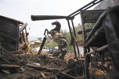 　　昨日，房山十渡景区，马雕塑被放在一堆杂物里。