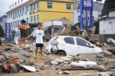 　　苟各庄村西，一辆汽车被洪水的淤泥淹没多半。新京报记者 李飞 实习生 王飞 摄