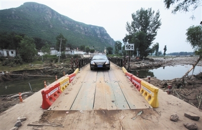 　　二渡附近搭建了一座临时桥梁。A06-A07版摄影/新京报记者 浦峰