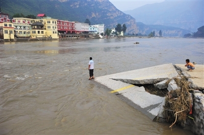 　　昨日，从野三坡百里峡景区通往苟各庄的桥被洪水冲毁。