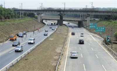 　　昨日中午，京港澳高速南岗洼铁路桥下双向通车。新京报记 尹亚飞 摄