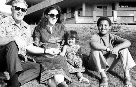 　　儿时的奥巴马和外祖父、母亲及同母异父的妹妹在一起。资料图片