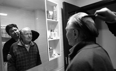 　　◆宋扬在为汉斯梳头 资料图片