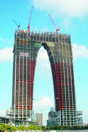 　　苏州地标“东方之门”引质疑