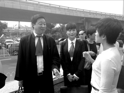 　　<b>庭审结束后，辩护律师接受记者采访。本报记者孙思娅摄</b>