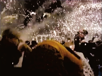 　　<b>为躲避烟花袭击，市民纷纷弯腰。视频截图</b>