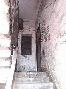 佳佳在城区的家大门紧锁