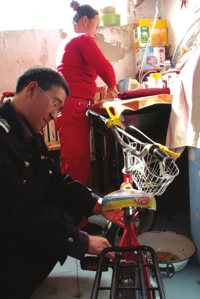 阿栋给儿子清洗好心人送来的童车