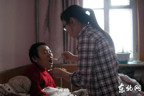 苏玉双照顾妈妈吃饭。葛晓琳 摄