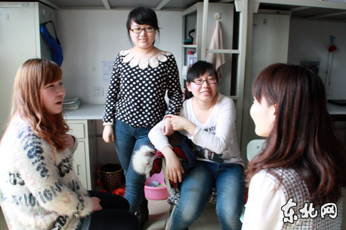 苏玉双(右二)与寝室同学在一起。东北网记者 王蕊 摄