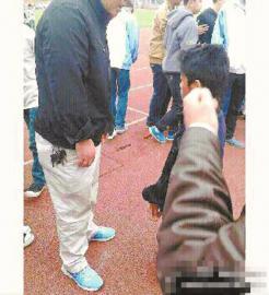 被罚跪的学生。