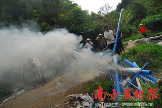 青塘镇相关部门对非法稀土采矿设施进行销毁