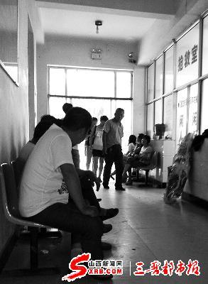 守候在抢救室外的死者家属们。