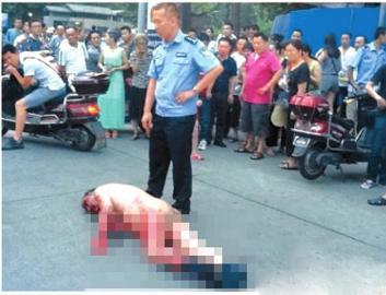 男子被民警控制住。