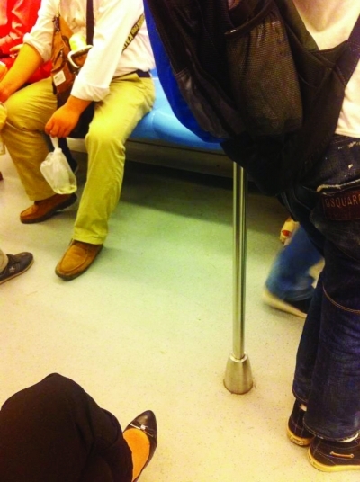 父亲地铁上用塑料袋接孩子尿