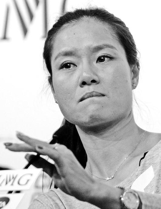 当你的身影消失在人海之中才发现笑着哭最痛