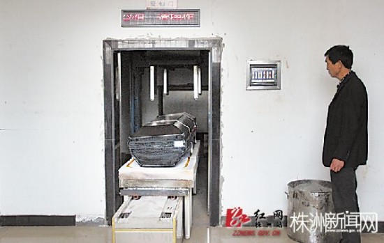 (11月10日,殡仪馆.唐迪生的遗体被缓缓地送进火化炉内)