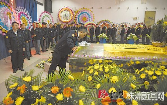 (11月10日,殡仪馆.唐迪生生前的同事前来送他最后一程)