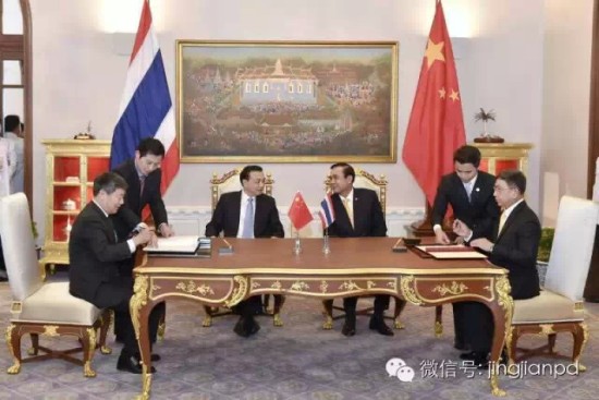 李克强和巴育见证《中泰铁路合作谅解备忘录》和《中泰农产品贸易合作谅解备忘录》的签署。