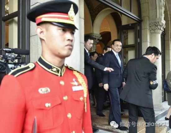 19日，李克强结束与巴育的会谈后，走出泰国总理府。