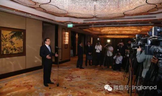 19日，李克强会见中外记者。