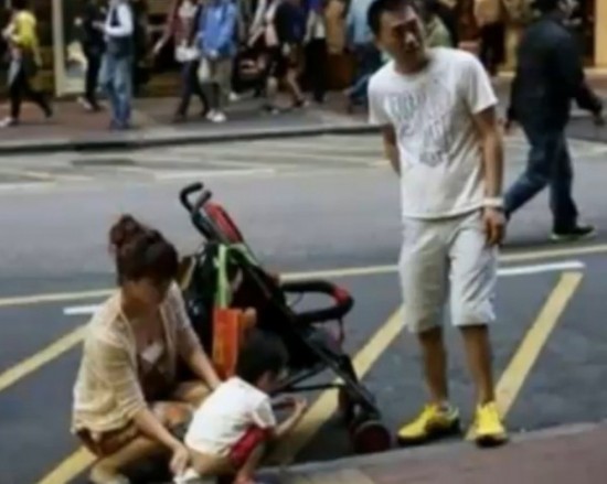 大陆夫妻带孩子香港当街小便引热议 闾丘露薇：在香港，再有道理动手一定违法