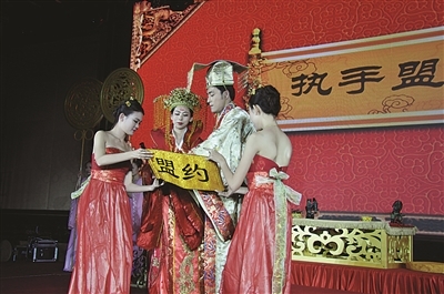 新娘追电视剧风潮婚礼扮武媚娘新郎着龙袍 图 手机新浪网
