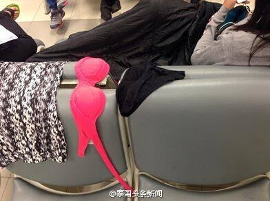 泰媒称中国大妈在泰机场晒内衣 颜色鲜艳(图)