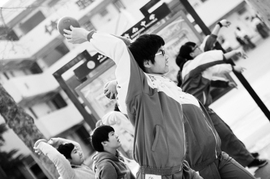 腿蹬直收腹甩臂,实心球这样扔