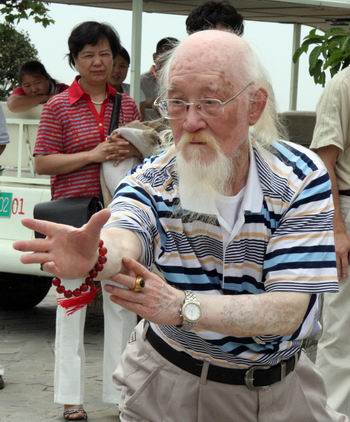 摄影方炜人物简介吕紫剑生于光绪19年,7岁开始随母亲习武.